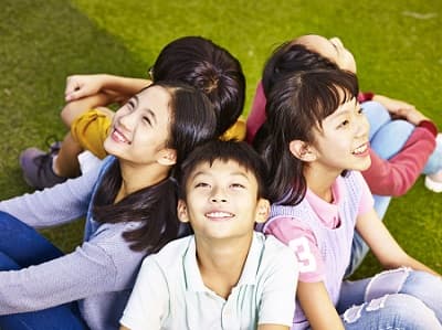 Nhóm học sinh cười đùa trên bãi cỏ